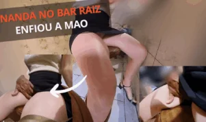 Nanda Nua casada no bar cheio levando dedada na bucetinha