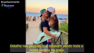 BRAZILIAN HOTWIFE PEGANDO OS DOIS SOLTEIROS AOS OLHOS DO CORNO E DE TODOS NA PRAIA